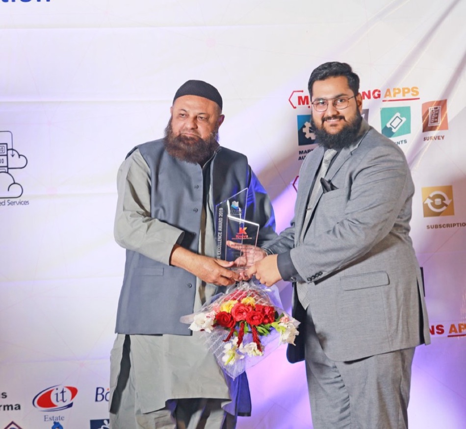 Muhammad Salman Ali Khan receiving the Knova Excellence Award 2019